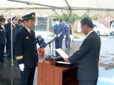 舞鶴市長から配置書を受領する田端消防団長の写真