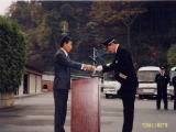 高野助役から配置書を受領する上野消防団長の写真
