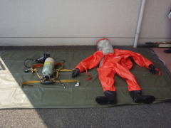 空気呼吸器と陽圧式化学防護服を準備