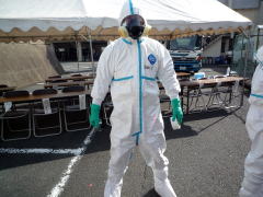 各隊とも汚染物質から身を守るため、防護服を着用