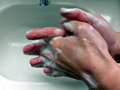 指を組んで両手の指の間をもみ洗う