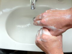 親指をもう片方の手で包みもみ洗う