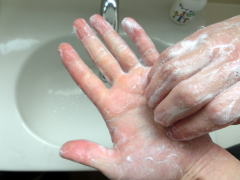 指先をもう片方の手の平でもみ洗う