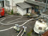 隣接建物への消火訓練中の写真