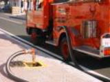 消火栓から取水するポンプ車の写真