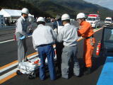 舞鶴消防救急が救出された負傷者を担架にはこんでいる写真