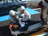 舞鶴消防救急隊が負傷者に応急手当を実施している写真