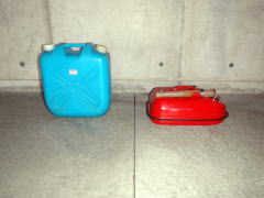 左：灯油専用容器（ポリエステル缶）右：ガソリン専用金属缶　石油は専用の容器に密栓して貯蔵して下さい。