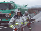 放水を開始する消防隊員の写真
