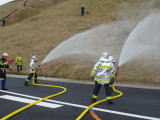 法面を消火する消防隊員の写真
