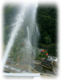 はしご車塔上からの放水の写真