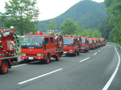 集結した消防車の写真
