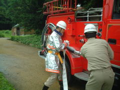 放水準備中の消防車の写真