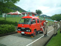 放水準備中の消防車の写真