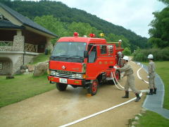 放水中の消防車の写真