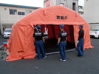 テントの中が隊員の就寝スペース