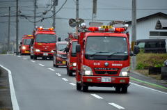 消防車両１２台が２グループに分かれて実施