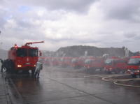 舞鶴海上自衛隊舞鶴航空基地隊の化学車も一斉放水しました