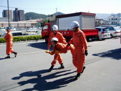 救助訓練体験の写真