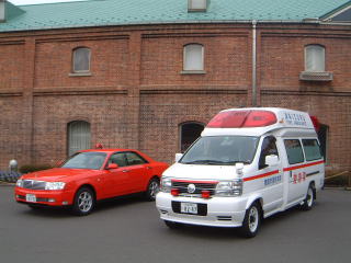 更新配置された高規格救急車と消防指令車の写真