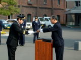 江守舞鶴市長から安原東消防団長へ配置所が交付されました。