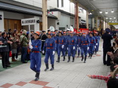 婦人消防隊の行進