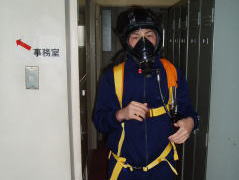 空気呼吸器着装の写真