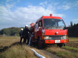 中継送水を受けている消防車の写真