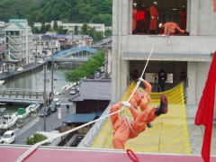 ロープブリッジ救出訓練の写真